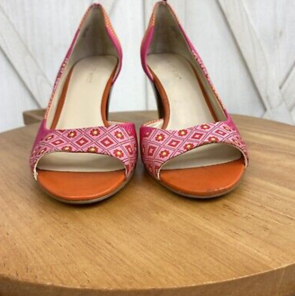 D'Orsay pumps dengan motif brokat